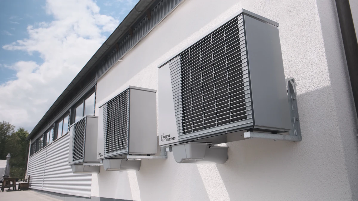 Unidades exteriores de climatización de mayor capacidad en la fachada de un edificio
