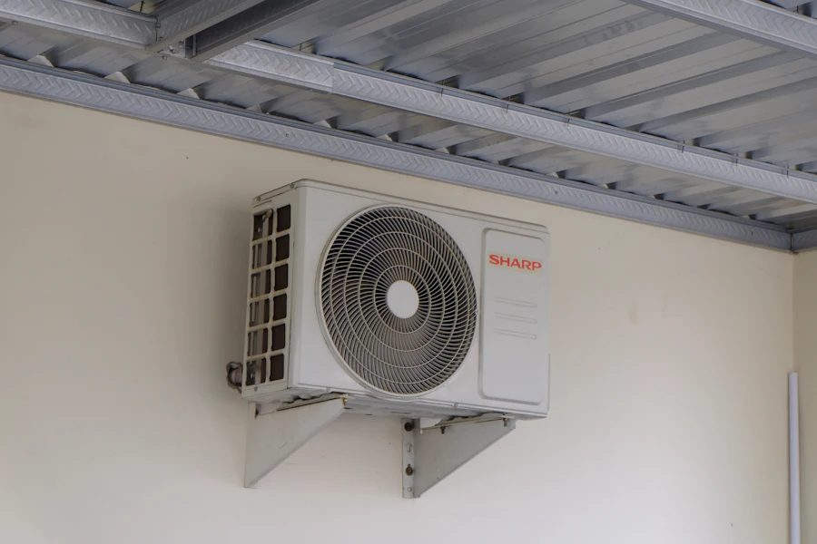 Unidad exterior de aire acondicionado instalada sobre soportes en un muro
